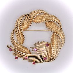 Vintage 14KT Yellow Gold Leaf Wreath Brooch with Rubies 11.65 Grams 1 1/16” W x 1 1/2” H L@@K
