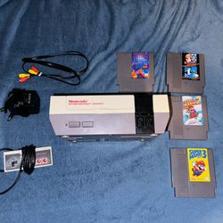 Nintendo Entertainment System NES with 4 Games
