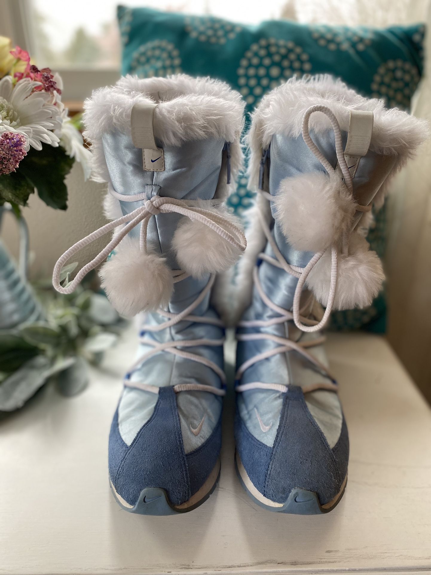 Vintage Y2K NIKE Snow Boots RETRO Blue White Pom Womens Size 8 Chevron