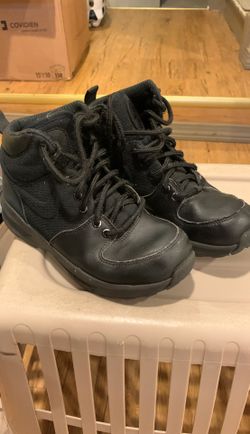 Black Nike boots
