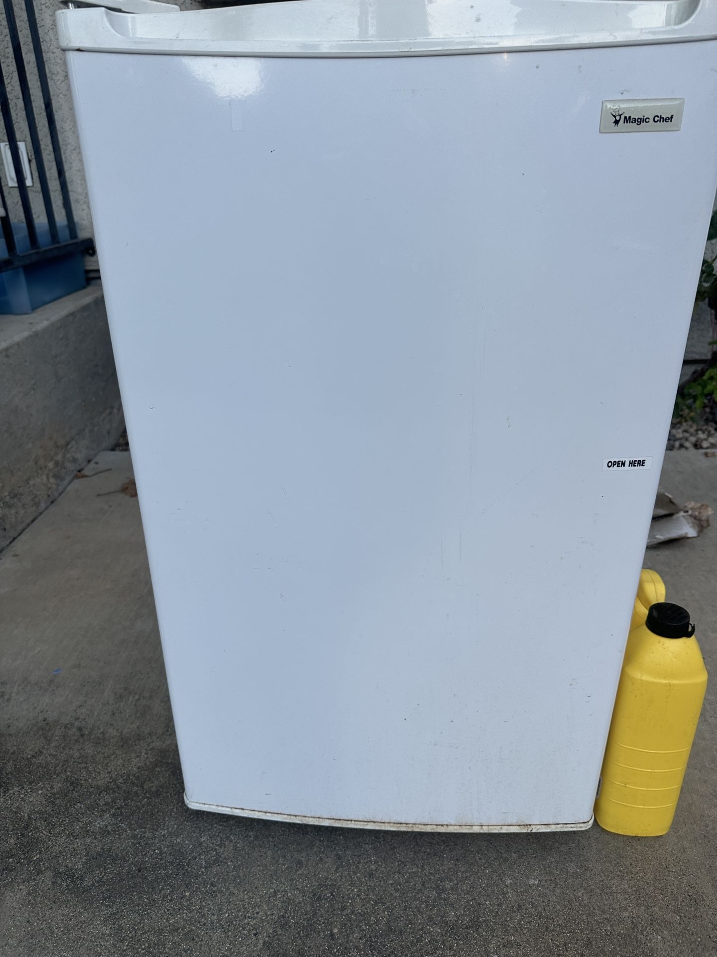 Magic Chef Mini Fridge 