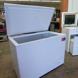 Frigidaire 10.3 cu ft Chest Freezer (Garage-Ready, EFRF1005, White)