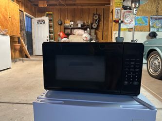 Black microwave perfect for college dorm