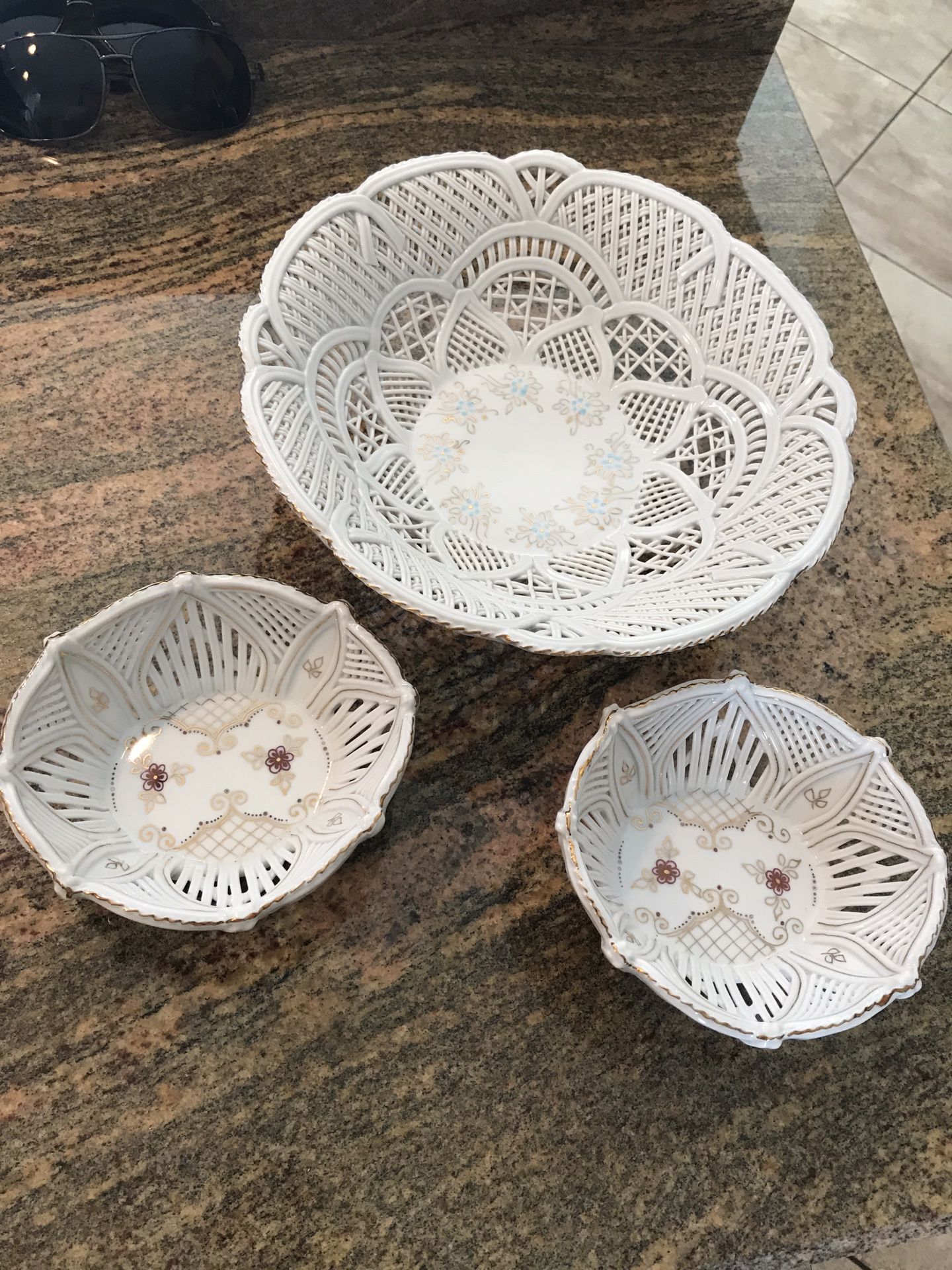 Camina Handmade extra fine porcelain. 1 large bowl/ 2 small. Lace design w/ gold trim. Beautiful details