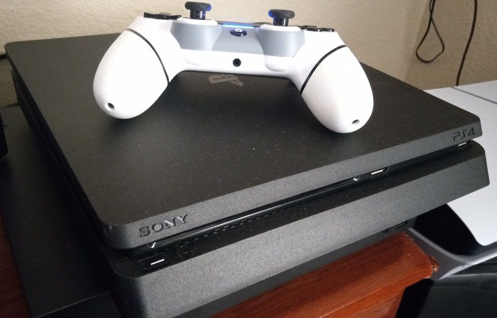 Sony PlayStation 4 Slim 1TB w/controller & Game