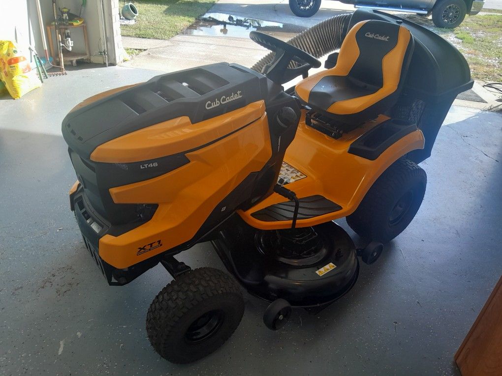 2024 Cub Cadet XT1 Riding Mower 22hp 46"cut W/bagger