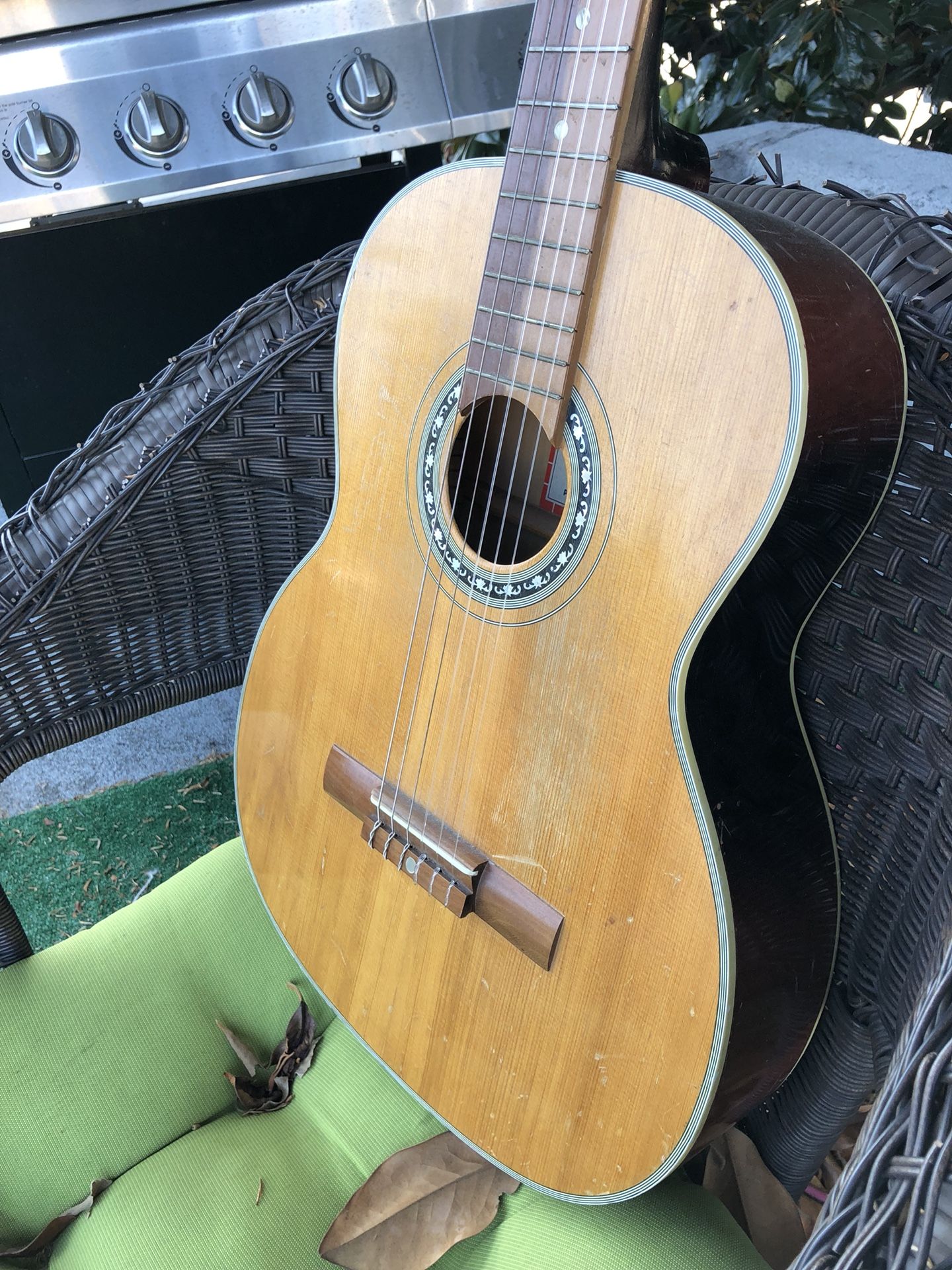 Vintage Yamaha dynamic No. 40 classical guitar. for Sale in Los