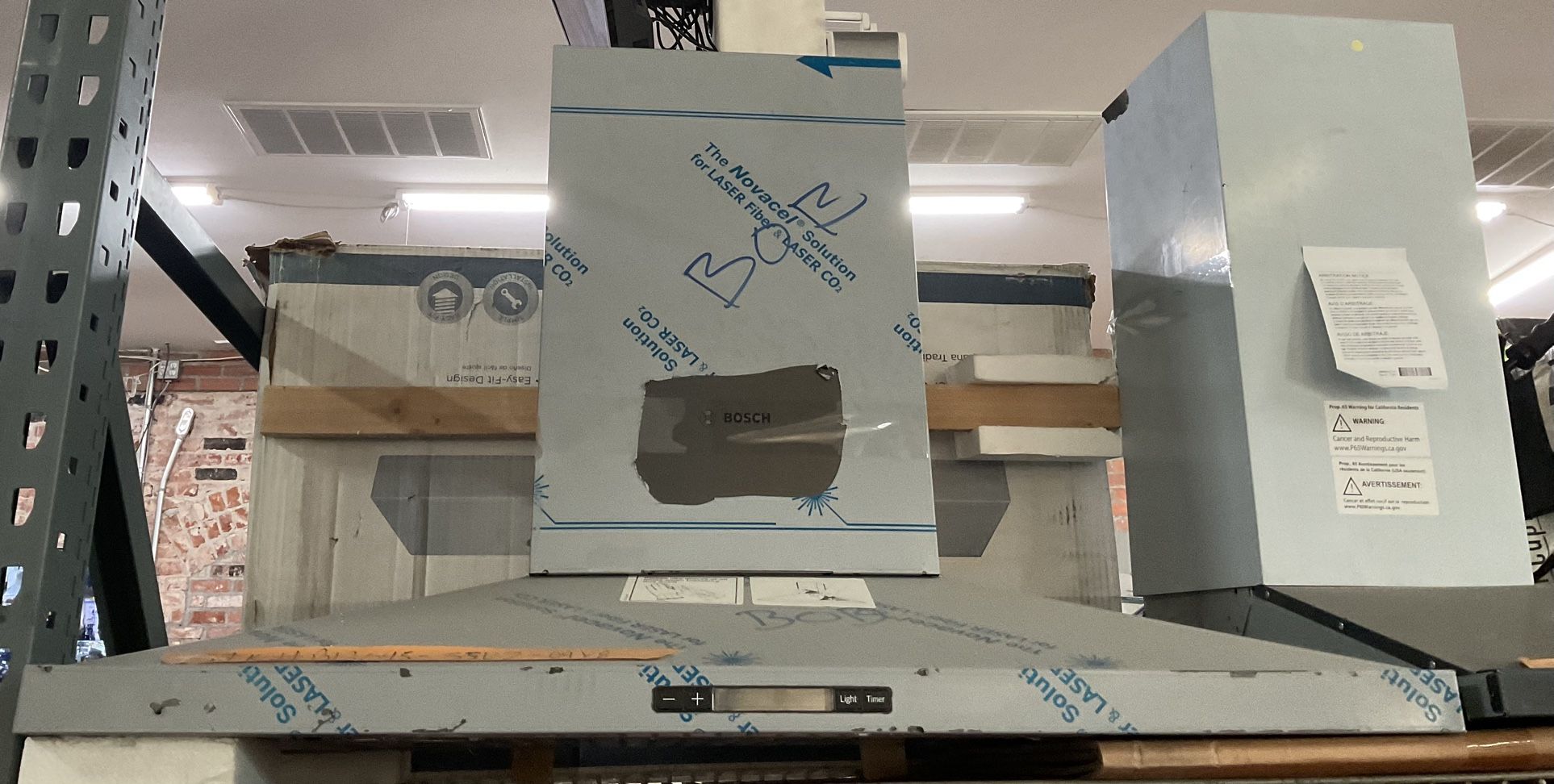 New Bosch 800 Series 36 in. 600 CFM Convertible Wall Mount Range Hood with Light in Black Stainless Steel