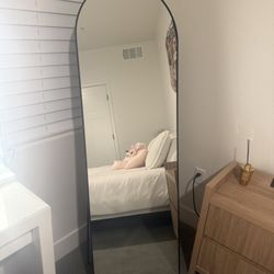 Black Mirror Body Length