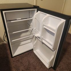 Magic chef Mini-fridge with Freezer Compartment. Pick up in Palmdale 93550