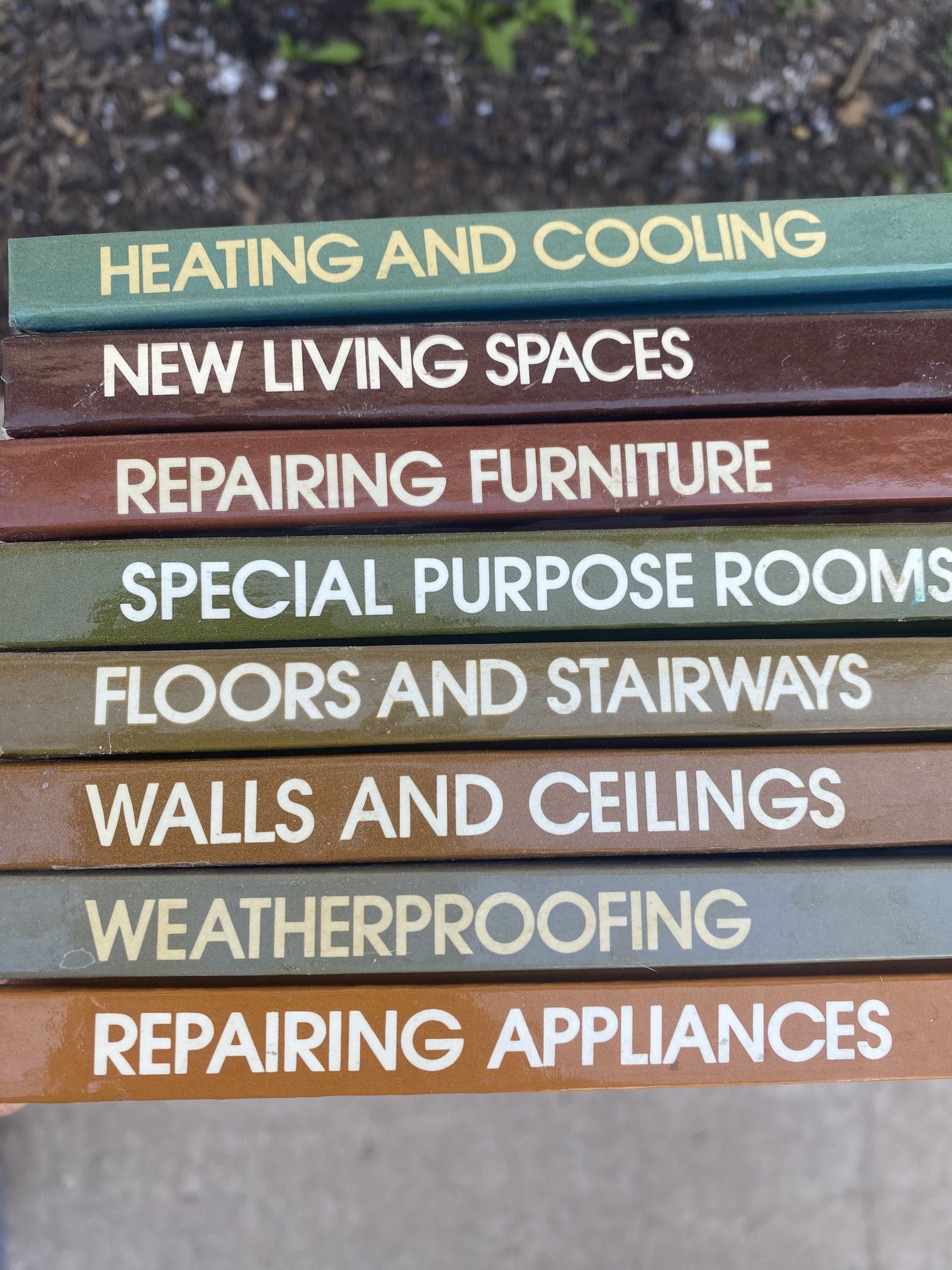 $40 - a bundle of 11 Handyman How To Books with free delivery 🚚