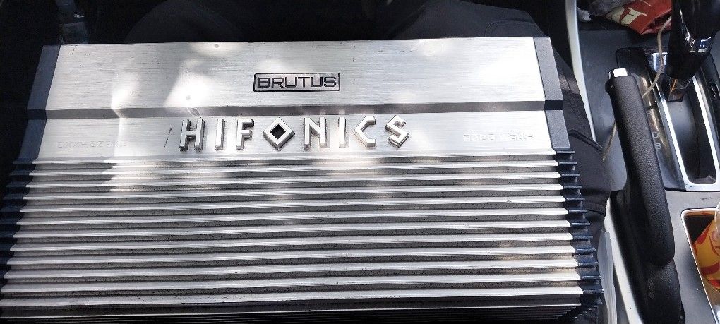 Wassup Guy's!!! I Have This 2,000 Hyfonics Bass Amp, Along With The Orignal And Best Epic Center!!!