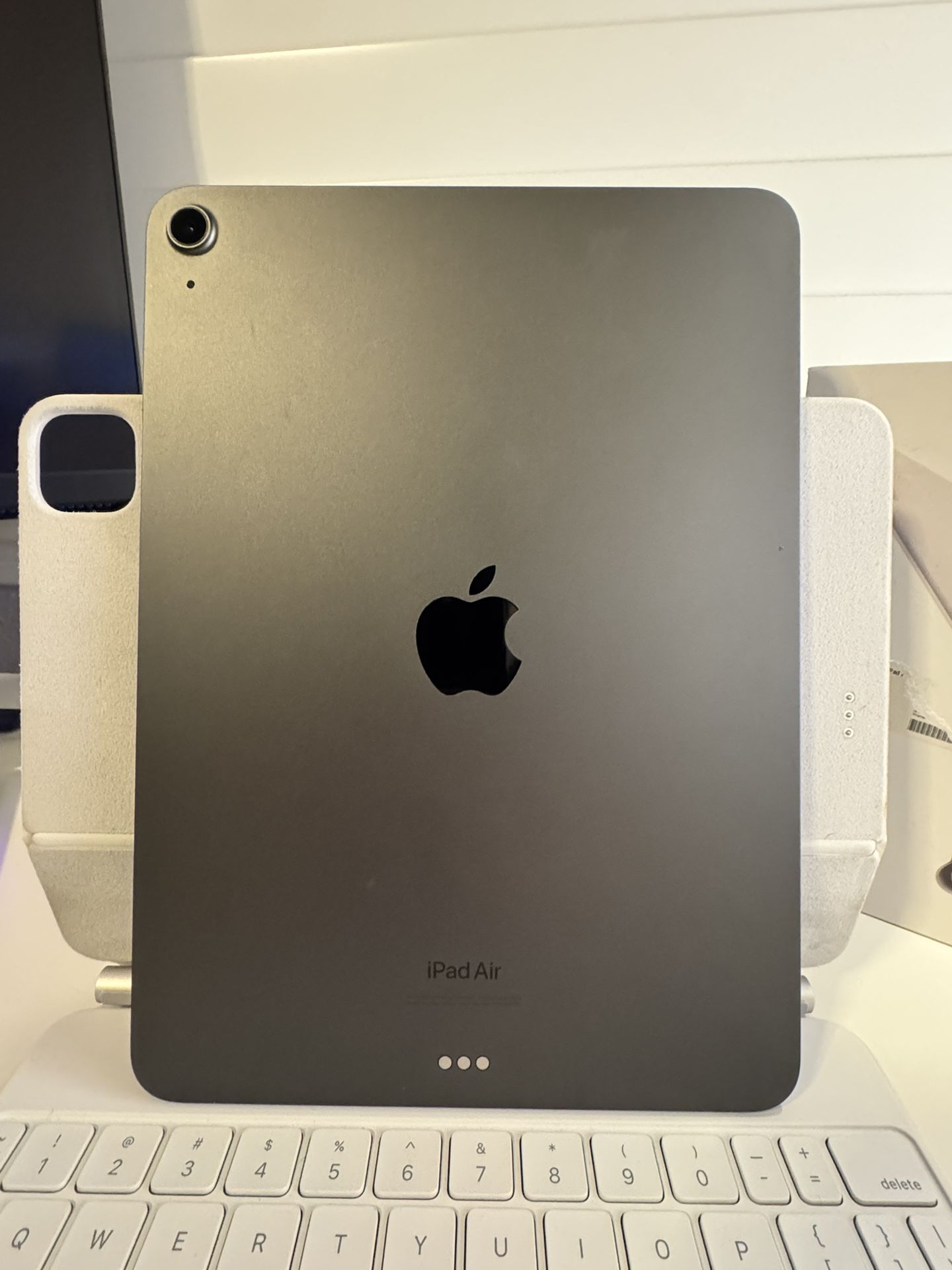 iPad Air (5th Generation Like Brand New)
