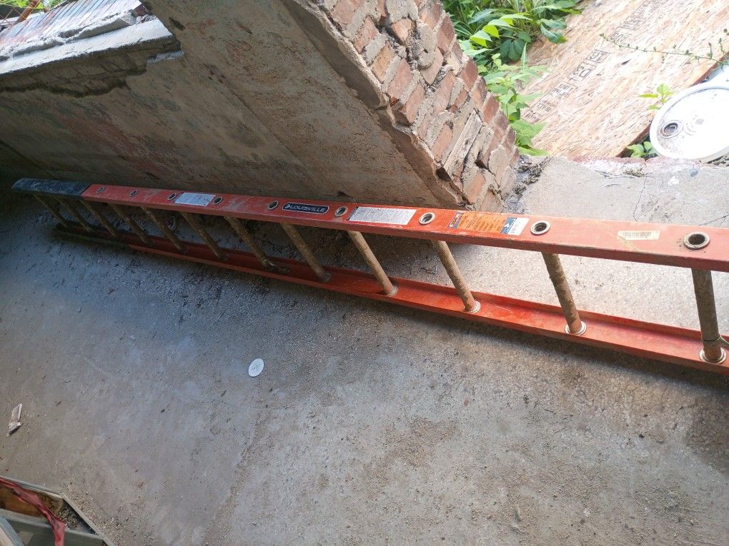12 Ft Fiberglass Ladder