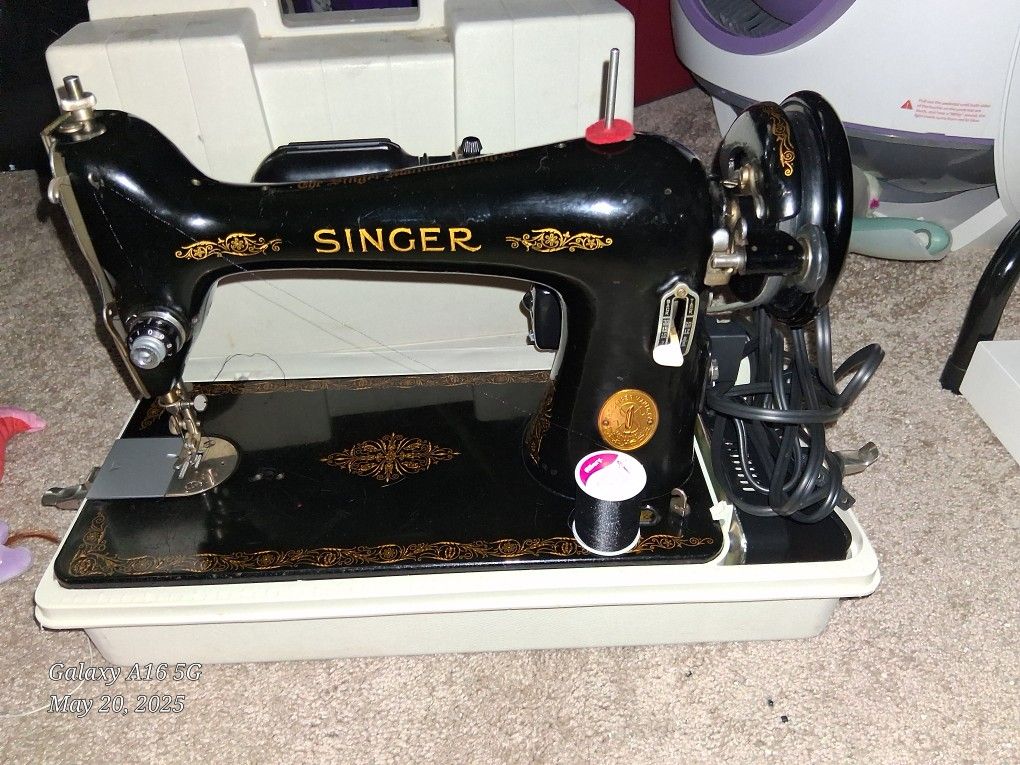 1929 Singer Sewing Machine In Working Condition, With Portable Case