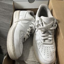NIKE AIR FORCES SIZE 8.5