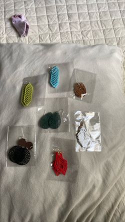 Earrings $2 Each/ Aretes $2 Cada Par 