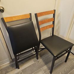 2 Folding Chairs 