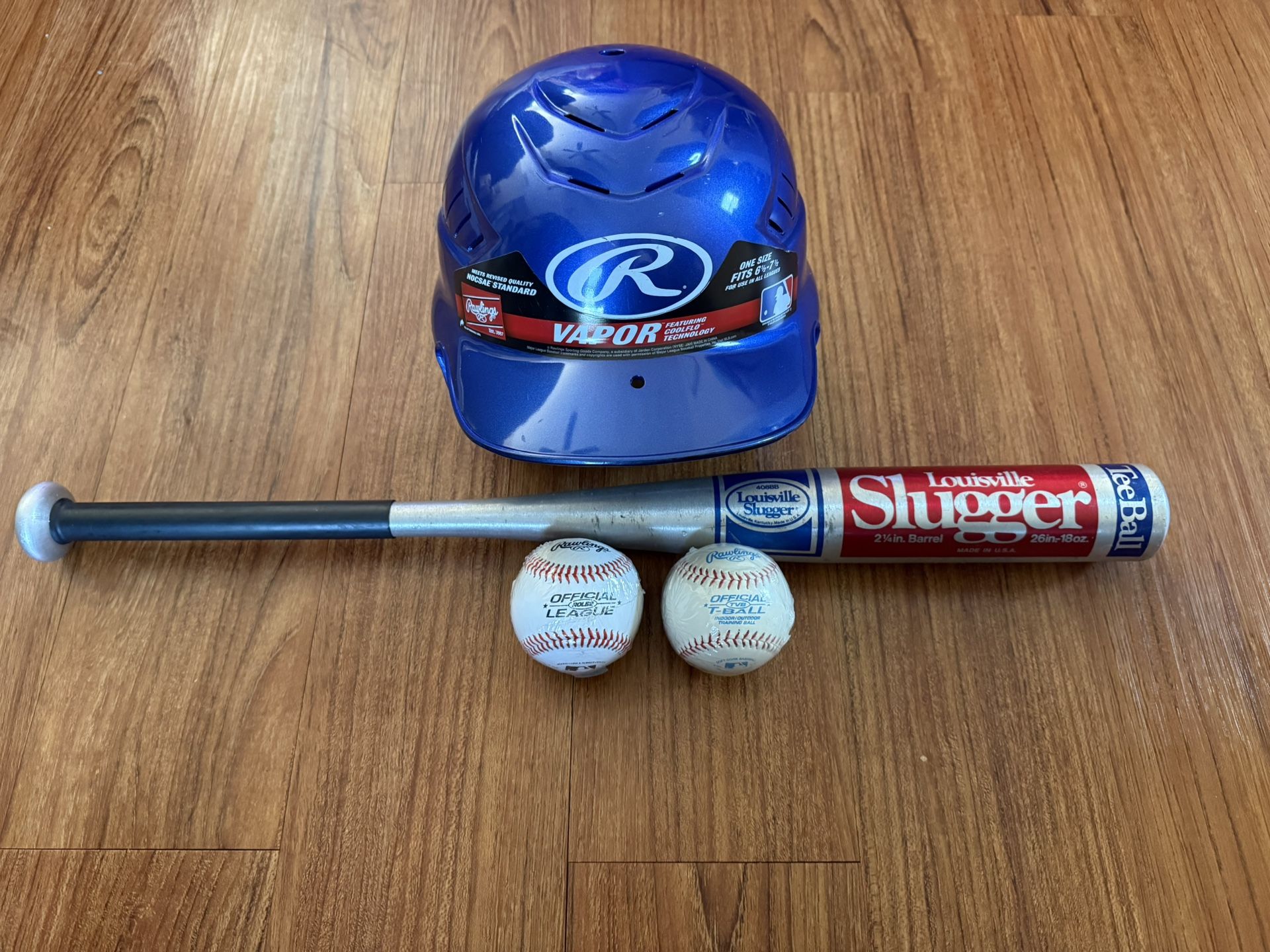 Tee Ball Bat, Helmet & 2 New Balls
