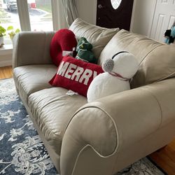 Leather Loveseat Excellent Condition 