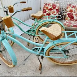 2 Huffy Beach Cruisers, 2 Helmets, 2 Sets Knee Pads (Bikes Used, Helmets New, Knee Pads New) 