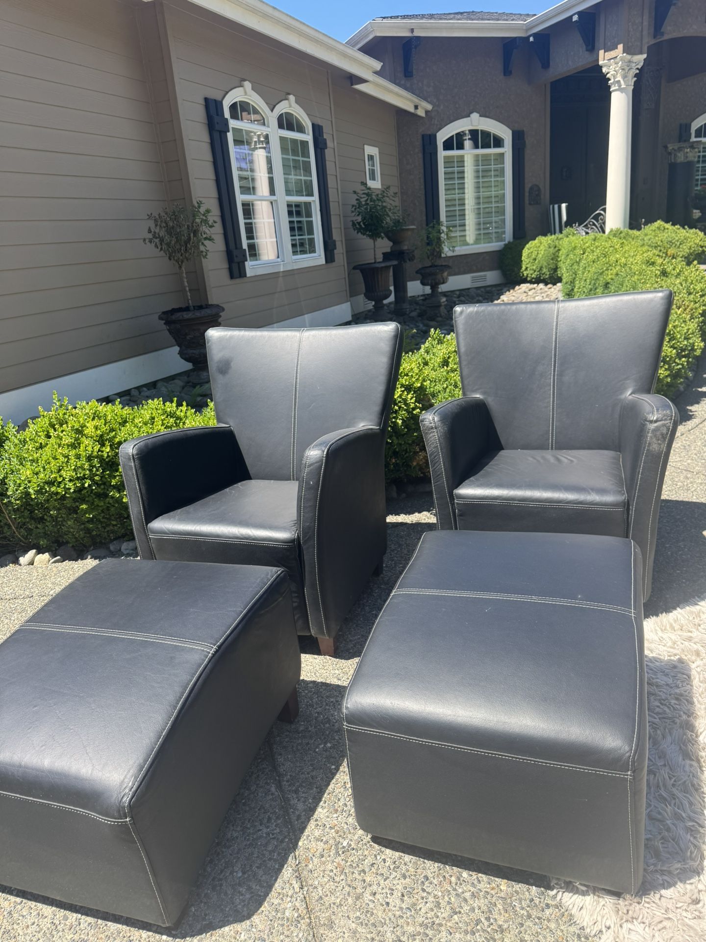 2 High End Genuine Italian Leather Lounge Chairs + 2 Matching Ottomans – Modern Luxury Set