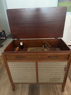 Vintage RCA Victrola Record Player Cabinet