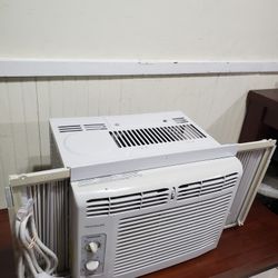 AC Unit  (FRIGIDAIRE Top Brand) in Great Working Condition 