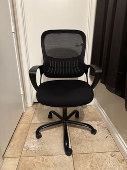 Black desk chair