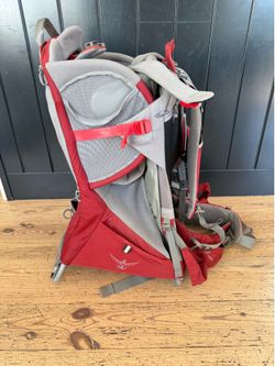 Osprey poco romper red carrier