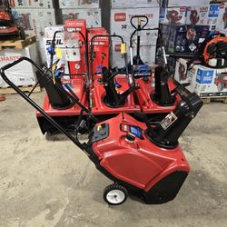 Toro Power Clear 210R SNOWBLOWER.  NEW PADDLES AND SCRAPER INSTALLED 