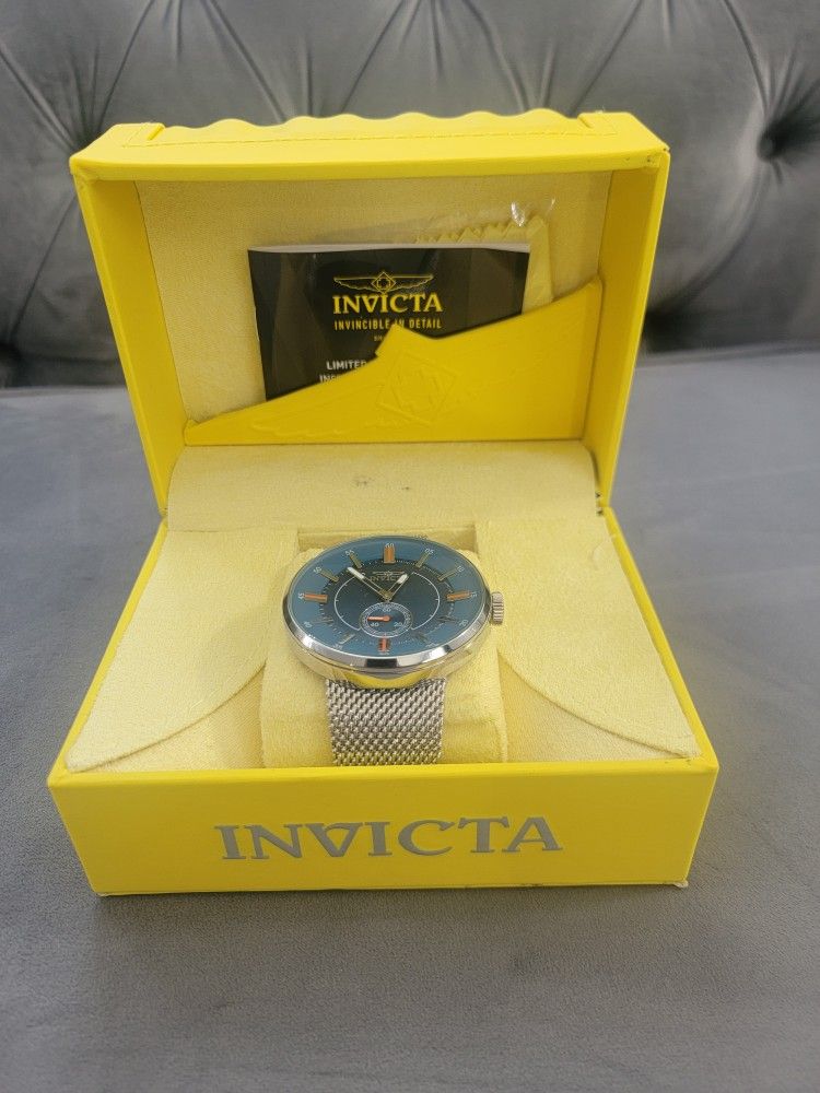 brand new 52mm invicta men watch. (NEEDS NEW BATTERY) (MUST SELL TODAY!)