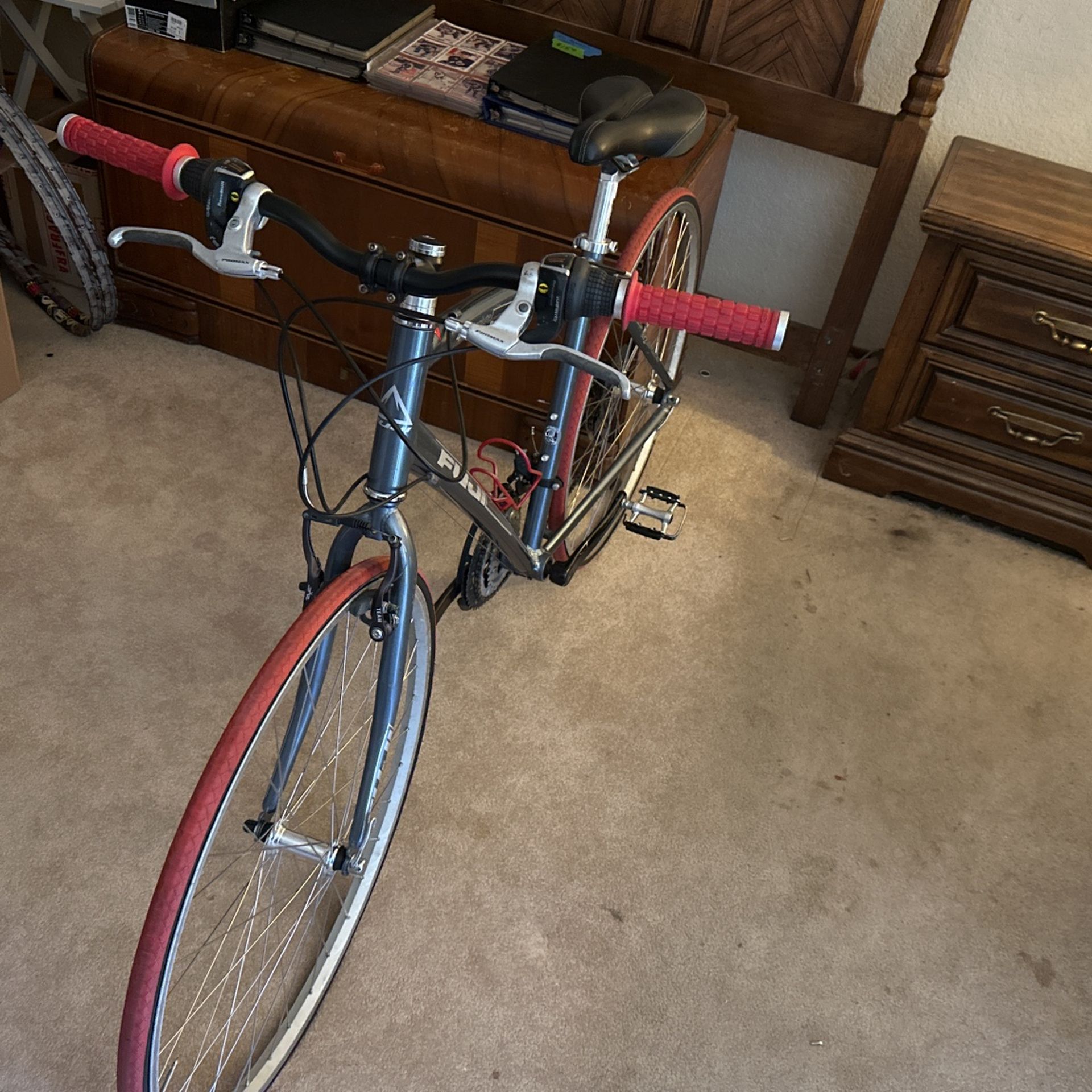 Extremely clean Fuji Road Bike Absolute 4.0