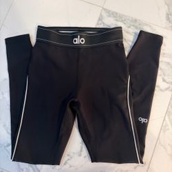 Alo Black Activewear Set – High-Waist Leggings & Sports Bra