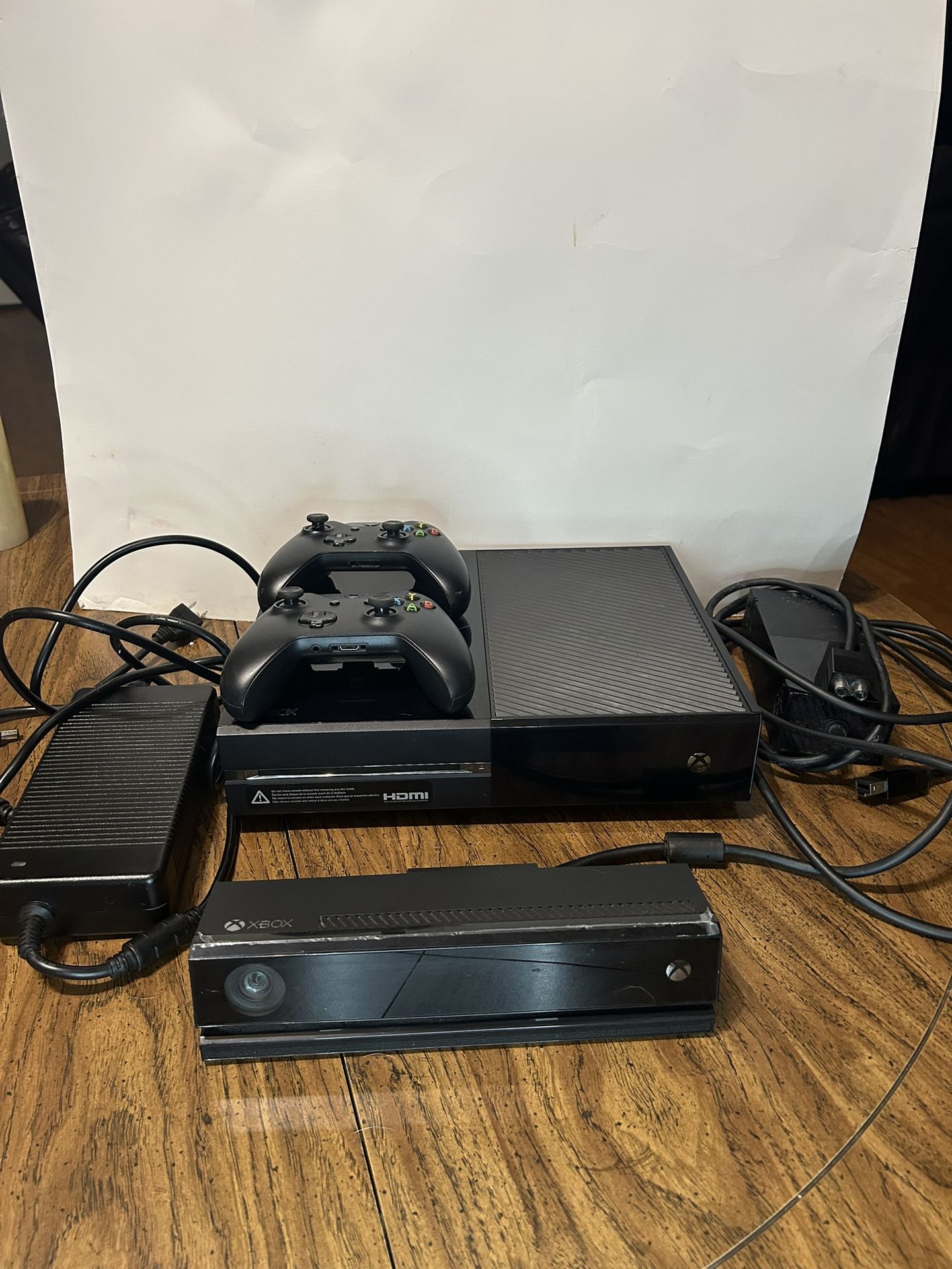 xbox one kinect with two controllers