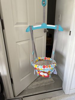Bright Starts Playful Parade - Saltador de puerta para bebé con correa ajustable, 6 meses en adelante, peso máximo de 26 libras