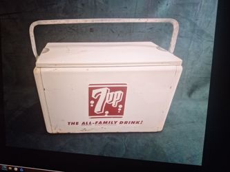1950's cronstroms 7up metal picnic cooler  featuring a metal  a  locking carrying flip-up metal lid logo the all family drink!"