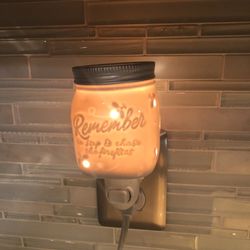 SCENTSY WARMER WITH NIGHT LIGHT 