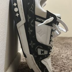 Louis vuitton sneakers.size 10.5