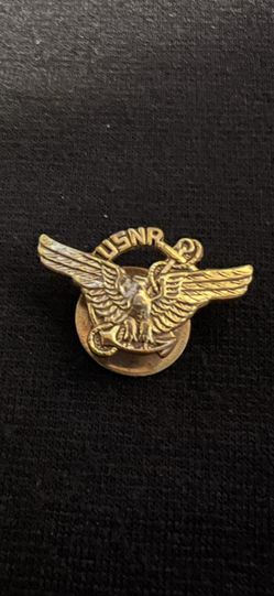 World War Il U.S.N.R. Honorable Discharge Lapel Pin Military Collectible Item.