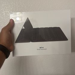 Apple Smart Keyboard for iPad (7th/8th/9th generation), iPad Air (3rd generation) and 10.5-inch iPad Pro - US English (RETAILS FOR $160+ TAX)!