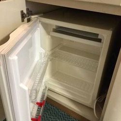 Plain White Hisense Refrigerator,kitchen Wardrobe