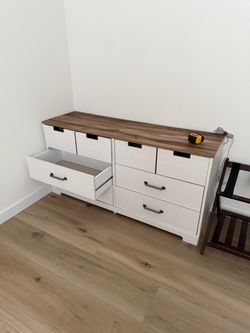 8 Drawers dresser