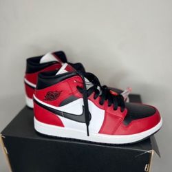 2020 Air Jordan 1 mid Chicago black toe 