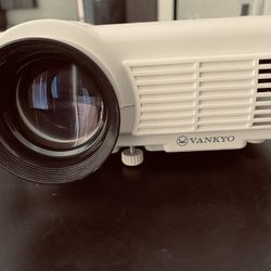 PROJECTOR VANKYO W/ TRIPOD STAND