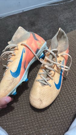 Nike soccer cleats size 6.5 in kids