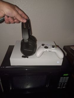Xbox One with Wireless controller and Wireless  Turtle beach headset