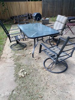 Patio set with 4 swivel chairs
