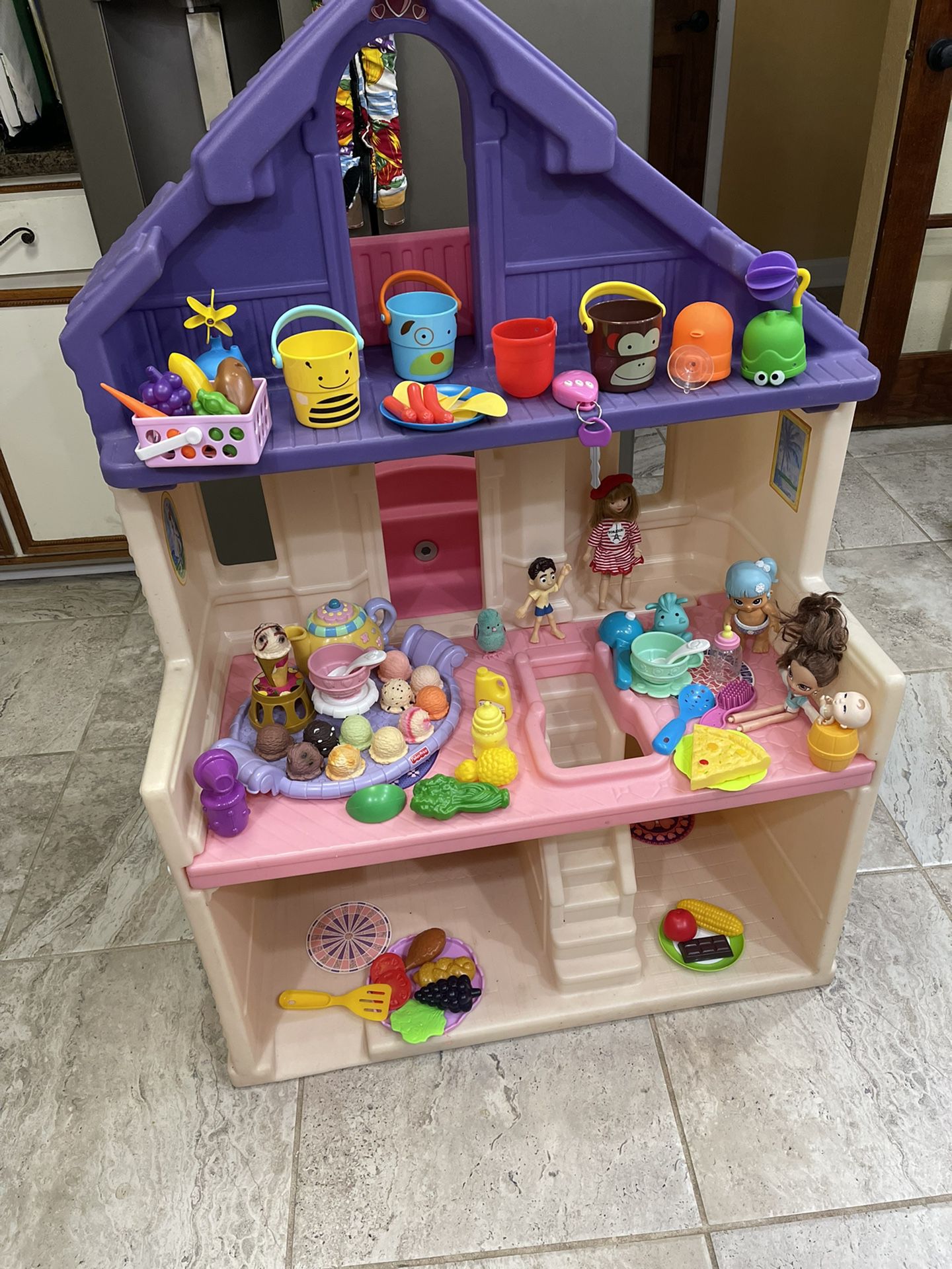 Step two doll baby house can be used indoors or outdoors, alls the accessories are included. Excellent condition 