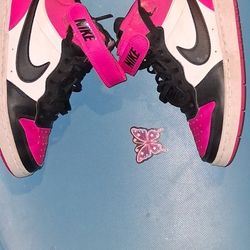 Kids Nike Sneakers – Size 4y– Good Condition